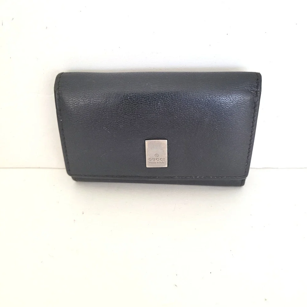 Gucci Black Pebbled Leather 6-Ring Key Case Wallet Silver Logo Plaque Italy